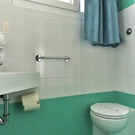 ベッド・アンド・ブレックファスト Small Single